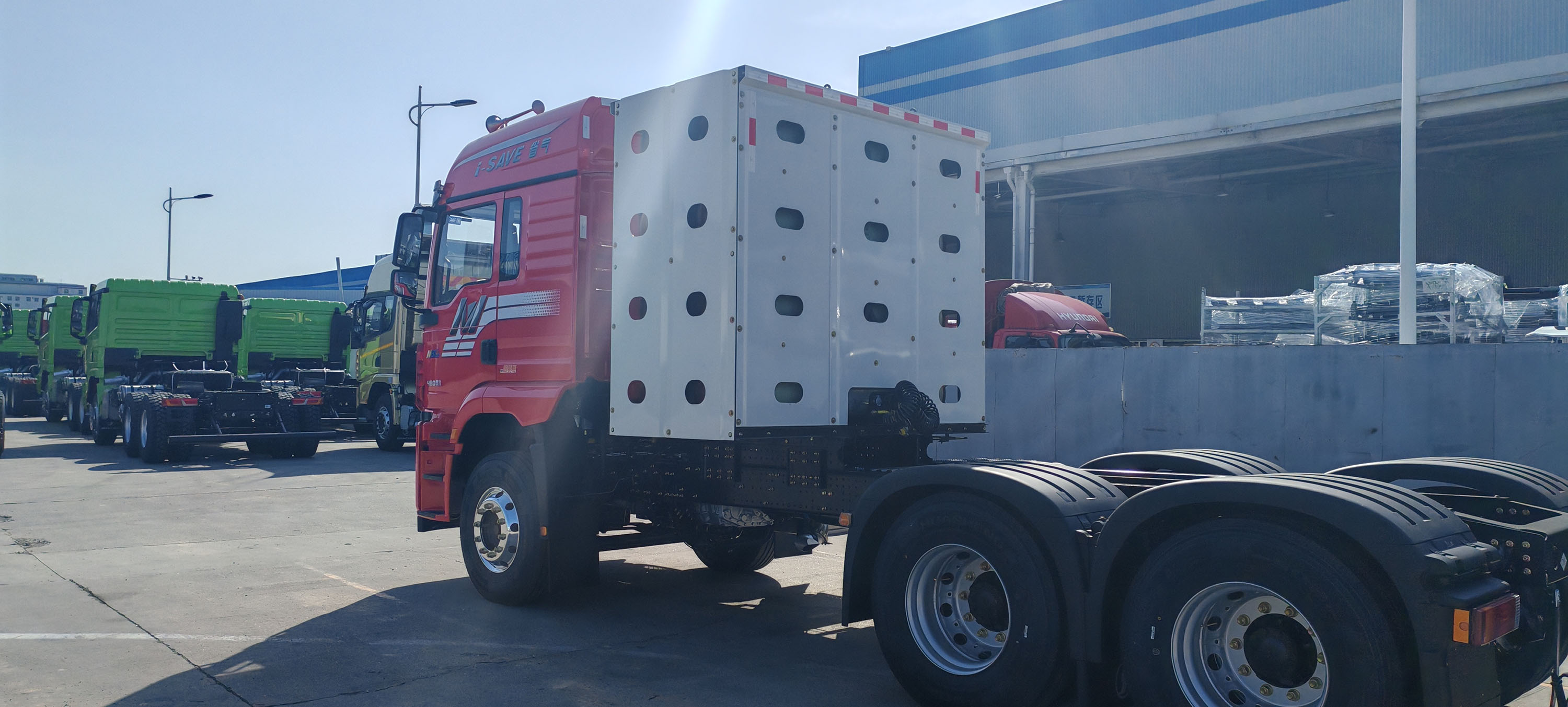 Shaanxi Automobile heavy truck m3000s equipped with CNG two cylinders, energy saving and efficient new choice